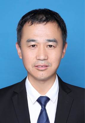 穿着西装笔挺的男子AI 生成的内容可能不正确。