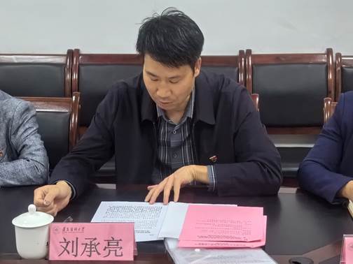 桌子上有人的照片上写着字低可信度描述已自动生成